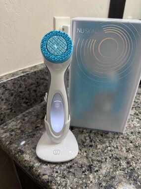 Nu Skin ageLOC LumiSpa Skin Facial Cleansing Device